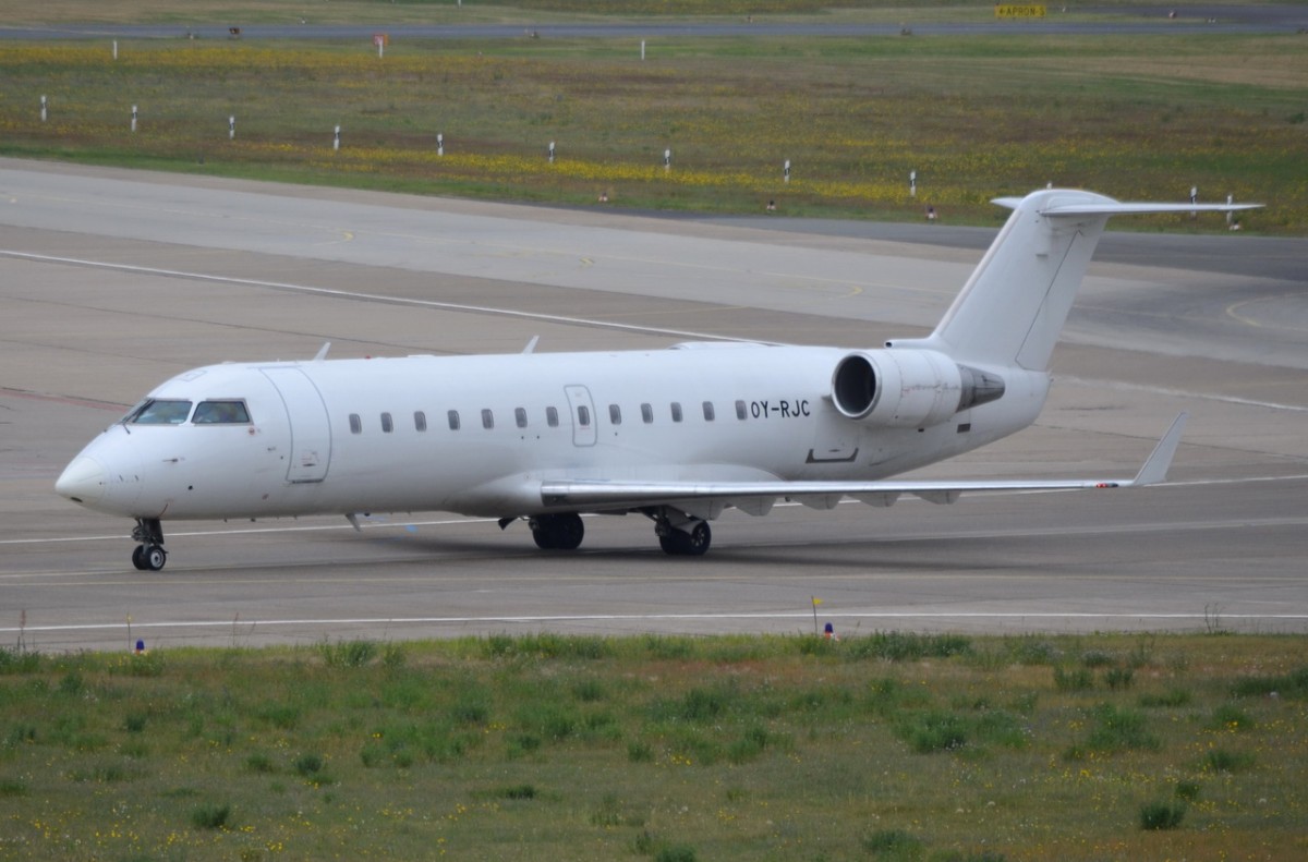 OY-RJC  Air Lituanica  Canadair CL-600-2B19 Regional Jet CRJ-200LR   am 13.06.2014 in Tegel gelandet