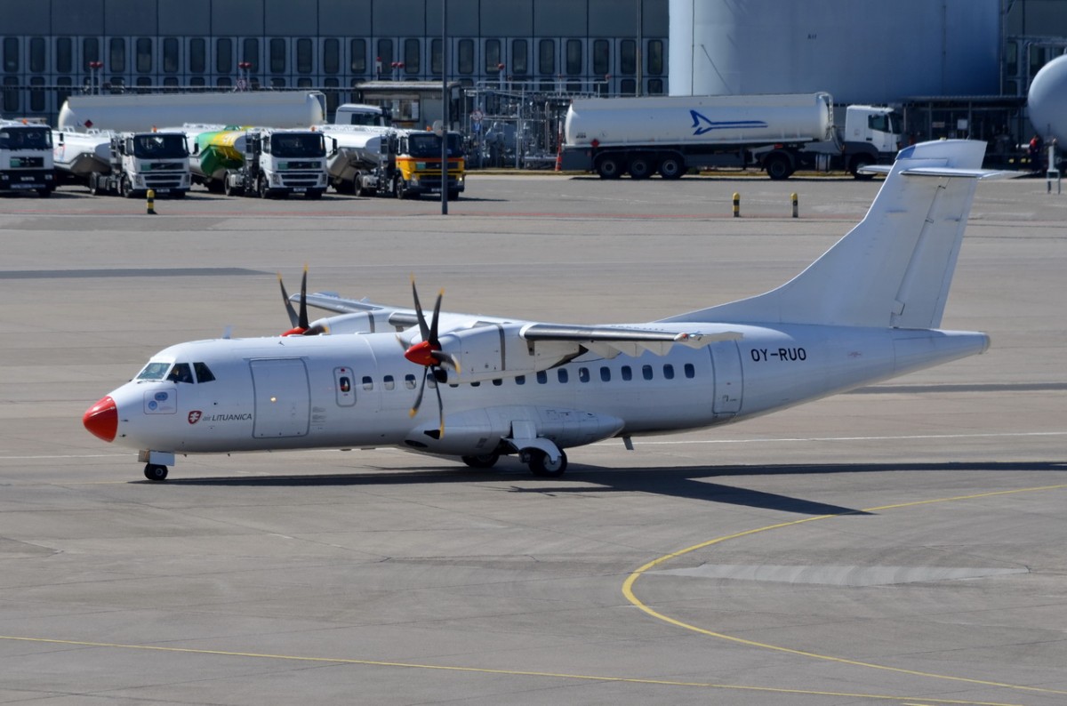OY-RUO Danish Air Transport ATR 42-500  (für Air Lituanica) in Tegel zum Gate  16.04.2015