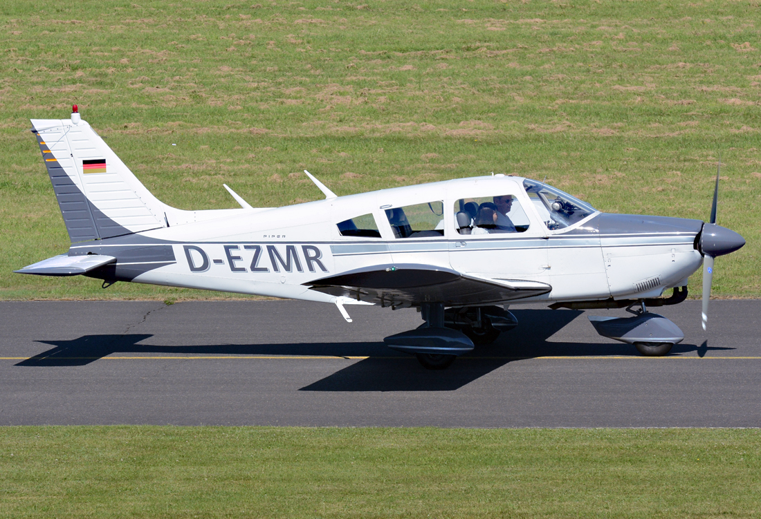 PA 28-180 Cherokee D-EZMR auf dem Rollweg in Bonn-Hangelar - 17.08.2016