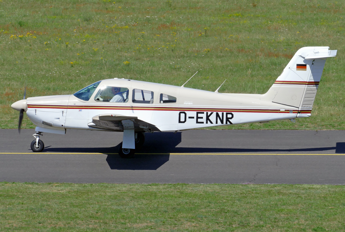 PA 28RT-201 Arrow IV, D-EKNR auf dem Rollweg in Bonn-Hangelar - 23.06.2020
