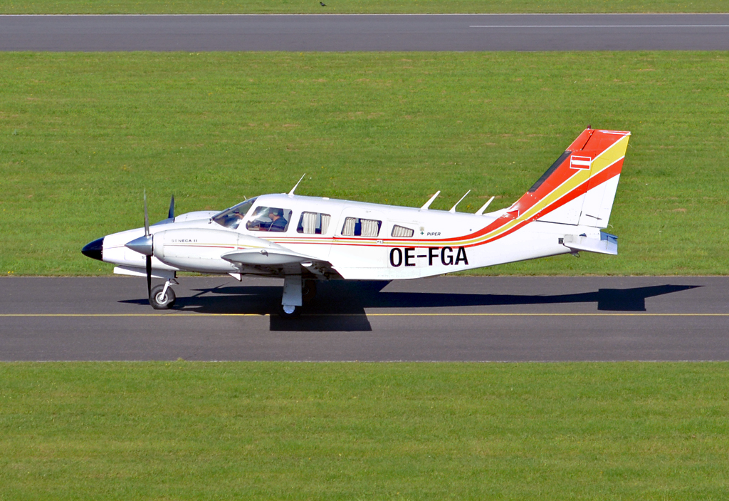 PA 34-200 T Seneca II, OE-FGA, taxy at EDKB - 28.09.2015