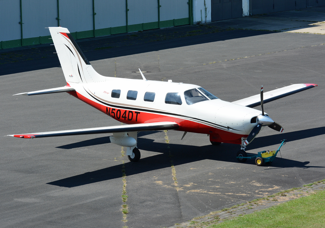 PA 46-350P Malibu, N504DT, vor einer Halle in Bonn-Hangelar - 17.08.2016