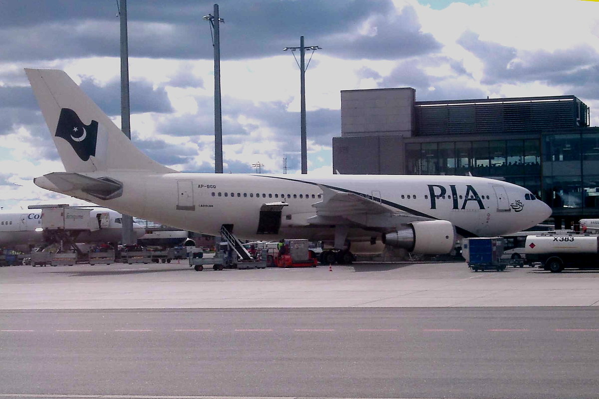 Pakistan International Airlines (PIA), AP-BGO, Airbus A310-324 in Oslo-Gardermoen. Aufnahmedatum: 13.05.2006