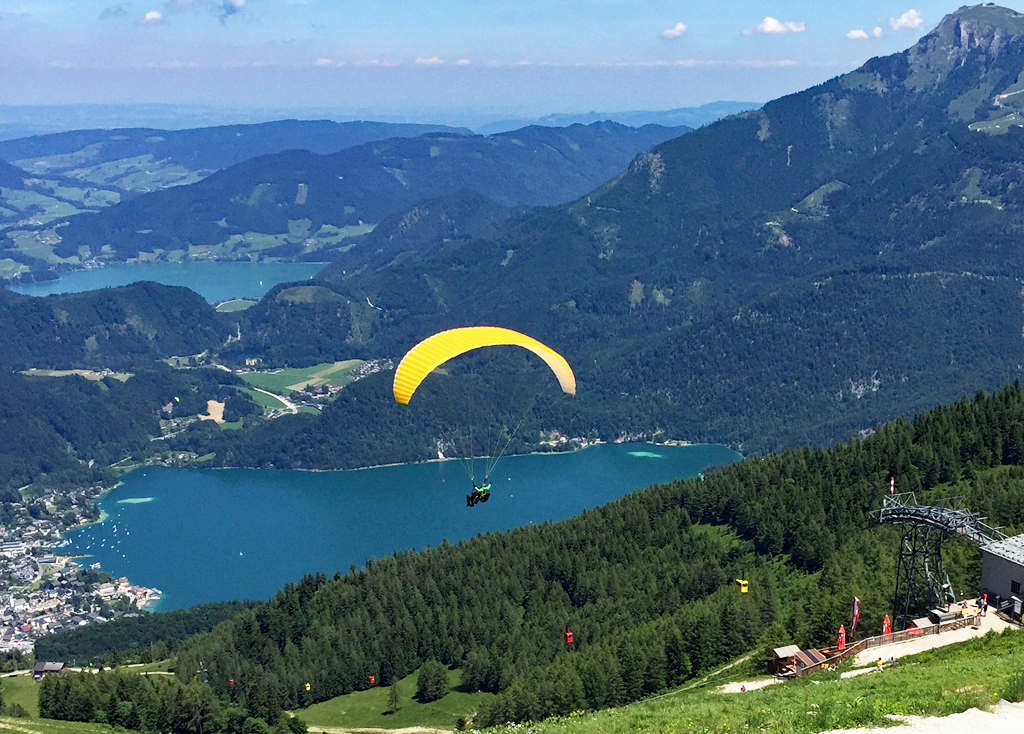 Paraglider beim Abflug vom Zwölferhorn in Richtung St. Gilgen am Wolfgangsee - 15.06.2017