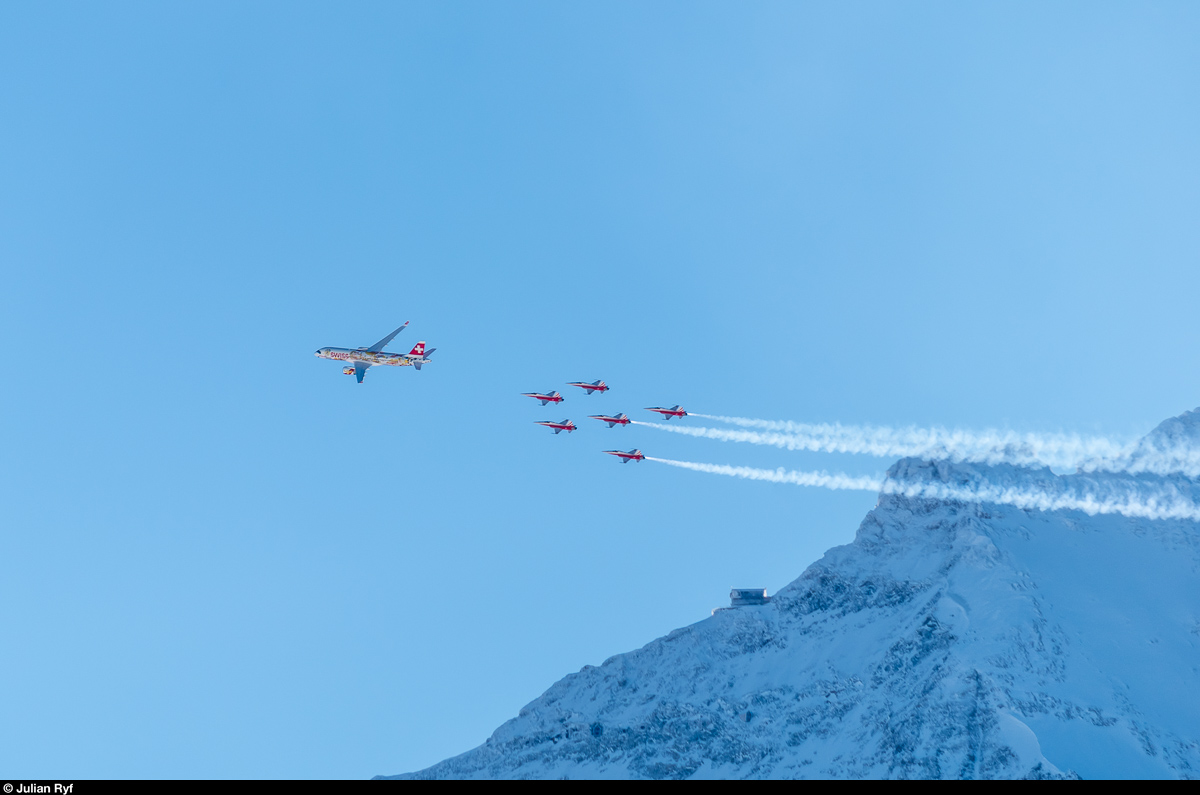 Patrouille Suisse und Swiss International Airlines Bombardier CS-300 HB-JCA anlässlich der 88. Lauberhornrennen am 13. Januar 2018 vor herrlicher Bergkulisse in Wengen.