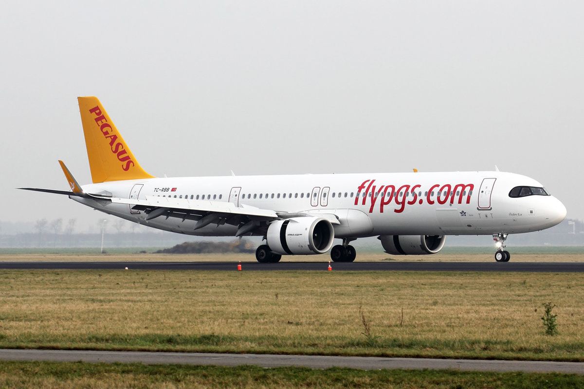Pegasus Airlines Airbus A321-251NX TC-RBB nach der Landung in Amsterdam 28.12.2019