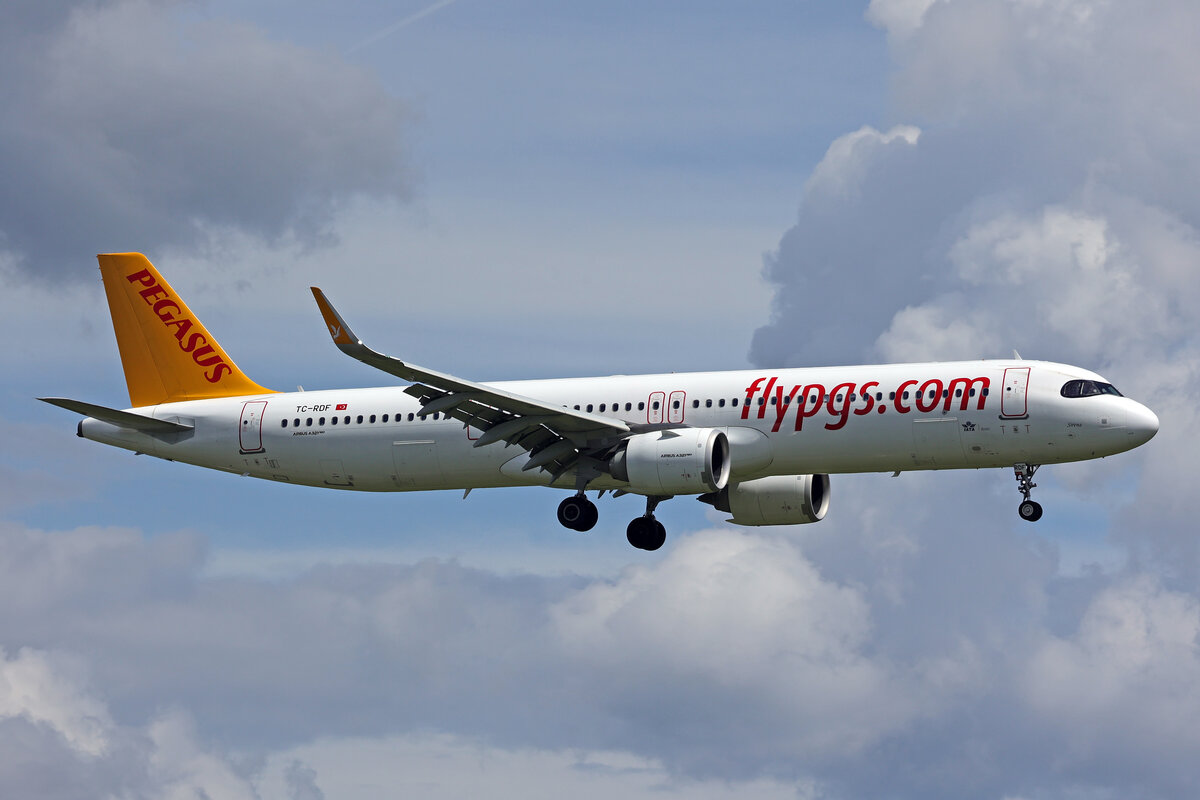 Pegasus Airlines, TC-RDF, Airbus A321-251NX, msn: 11225,  Sirena , 17.Mai 2026, ZRH Z�rich, Switzerland.
