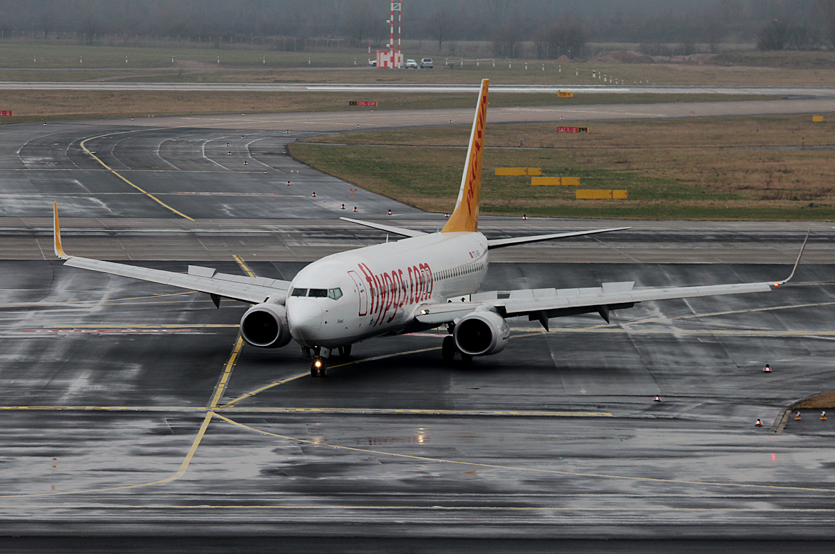 Pegasus B 737-82R TC-AIP bei der Ankunft in Düsseldorf am 10.03.2015