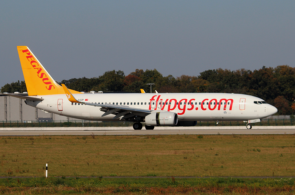 Pegasus B 737-82R TC-ASP nach der Landung in Berlin-Schnefled(BER) am 11.10.2015