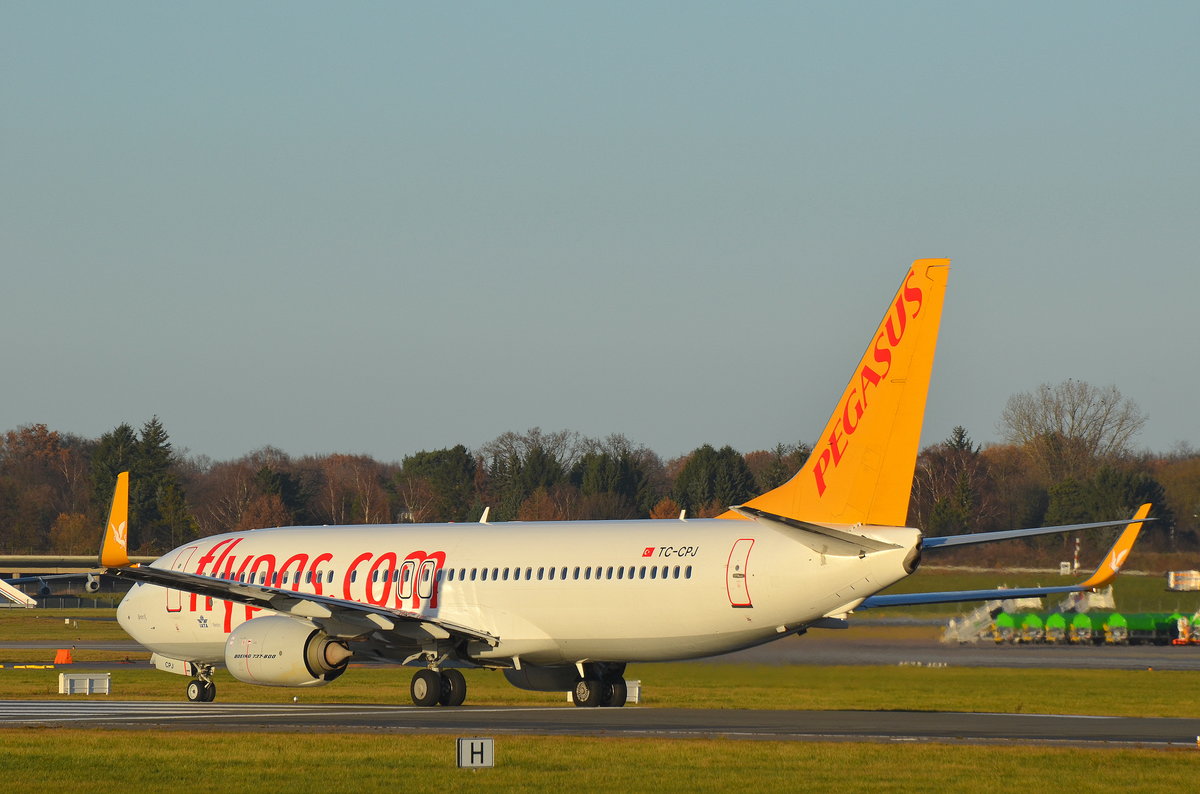 Pegasus Boeing 737-800 TC-CPJ Beren K. beim Start in Hamburg Fuhlsbüttel am 27.11.16