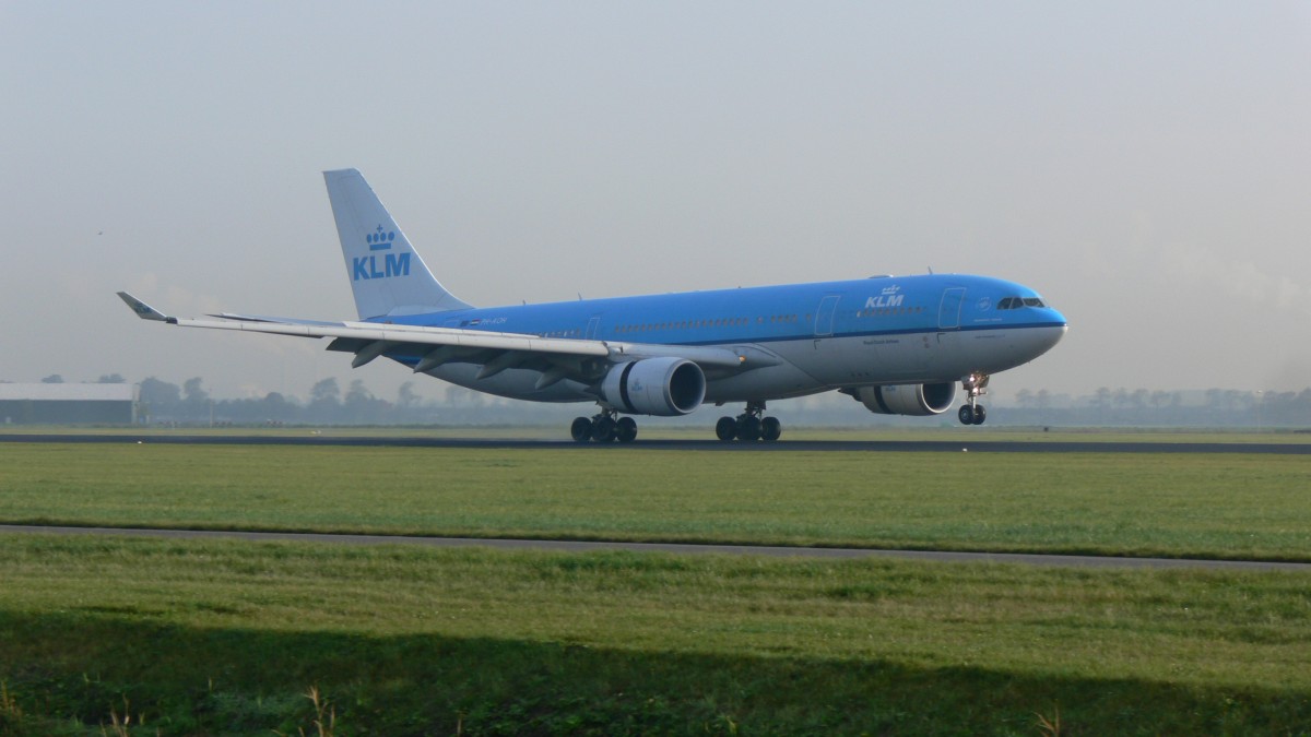 PH-AOH KLM A330-300 am 16.10 2013 in Amsterdam.