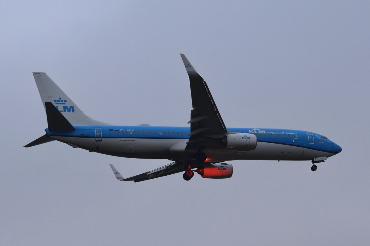 PH-BCH , KLM Royal Dutch Airlines  , Boeing 737-8K2(WL) , Berlin-Brandenburg  Willy Brandt  , BER ,16.11. 2021 