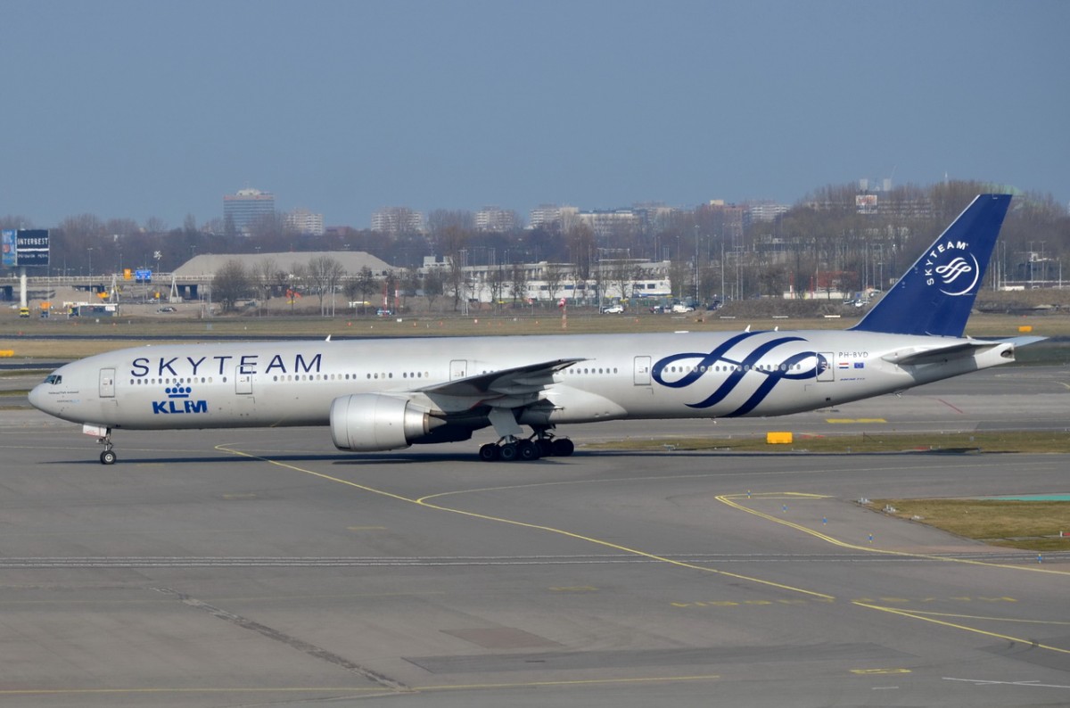 PH-BVD KLM Royal Dutch Airlines Boeing 777-306(ER)   am 13.03.2015 in Amsterdam zum Start