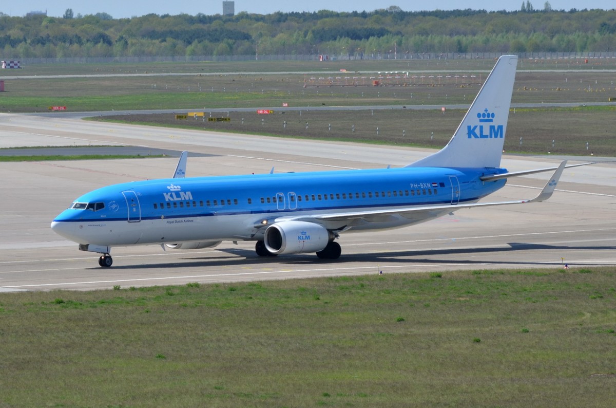 PH-BXN KLM Royal Dutch Airlines Boeing 737-8K2(WL)  in Tegel zum Gate  29.04.2015