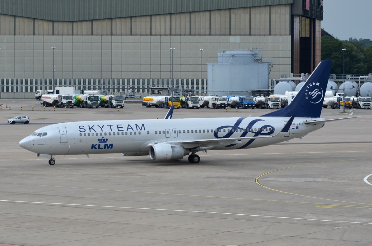 PH-BXO KLM Royal Dutch Airlines Boeing 737-9K2(WL)    in tegel zum Gate am 28.07.2015