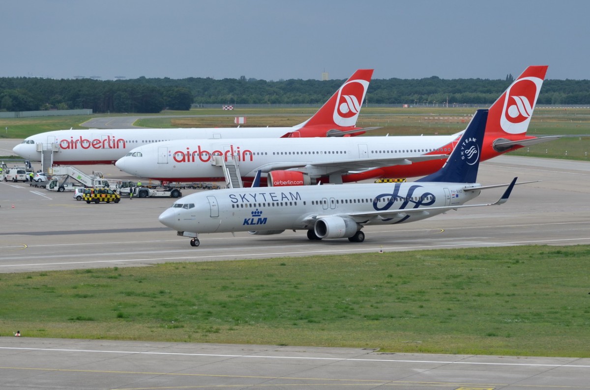 PH-BXO KLM Royal Dutch Airlines Boeing 737-9K2(WL)   in Tegel am 28.07.2015 zum Gate