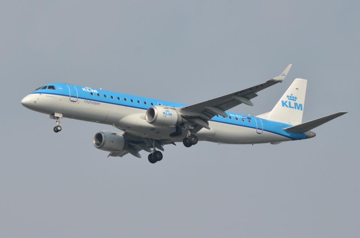 PH-EZT KLM Cityhopper Embraer ERJ-190STD (ERJ-190 bis 100)   in Tegel beim Anflug  24.03.2015