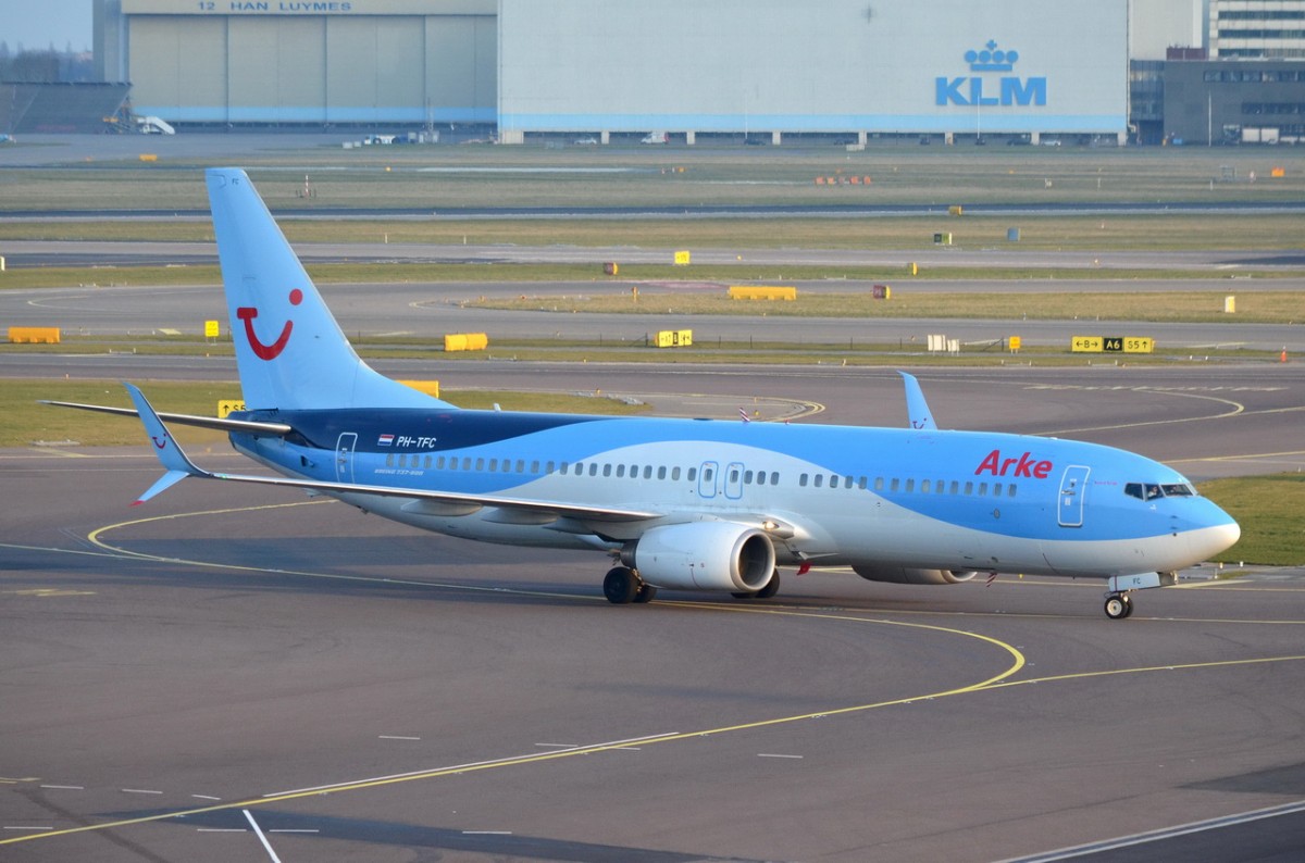 PH-TFC Arke Boeing 737-8K5(WL)   zum Gate in Amsterdam am 13.03.2015