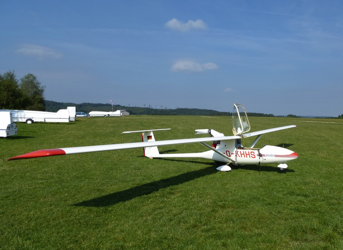Piccolo (D-KHHS), einsitziger Motorsegler der Technoflug GmbH Schramberg/Schwarzwald, hier vor dem Start mit geffneter Cockpithaube und gefaltetem Propeller auf dem Fluggelnde in Leibertingen, Aug.2013