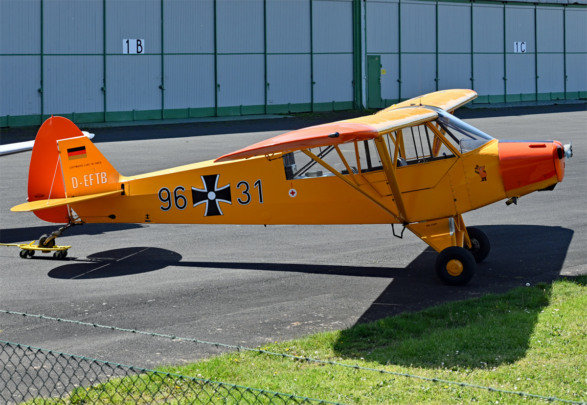 Piper L-18 C (zivil J3C), D-EFTB, früher bei der Luftwaffe zur Auswahlschulung genutzt, in Bonn-Hangelar - 03.05.2023