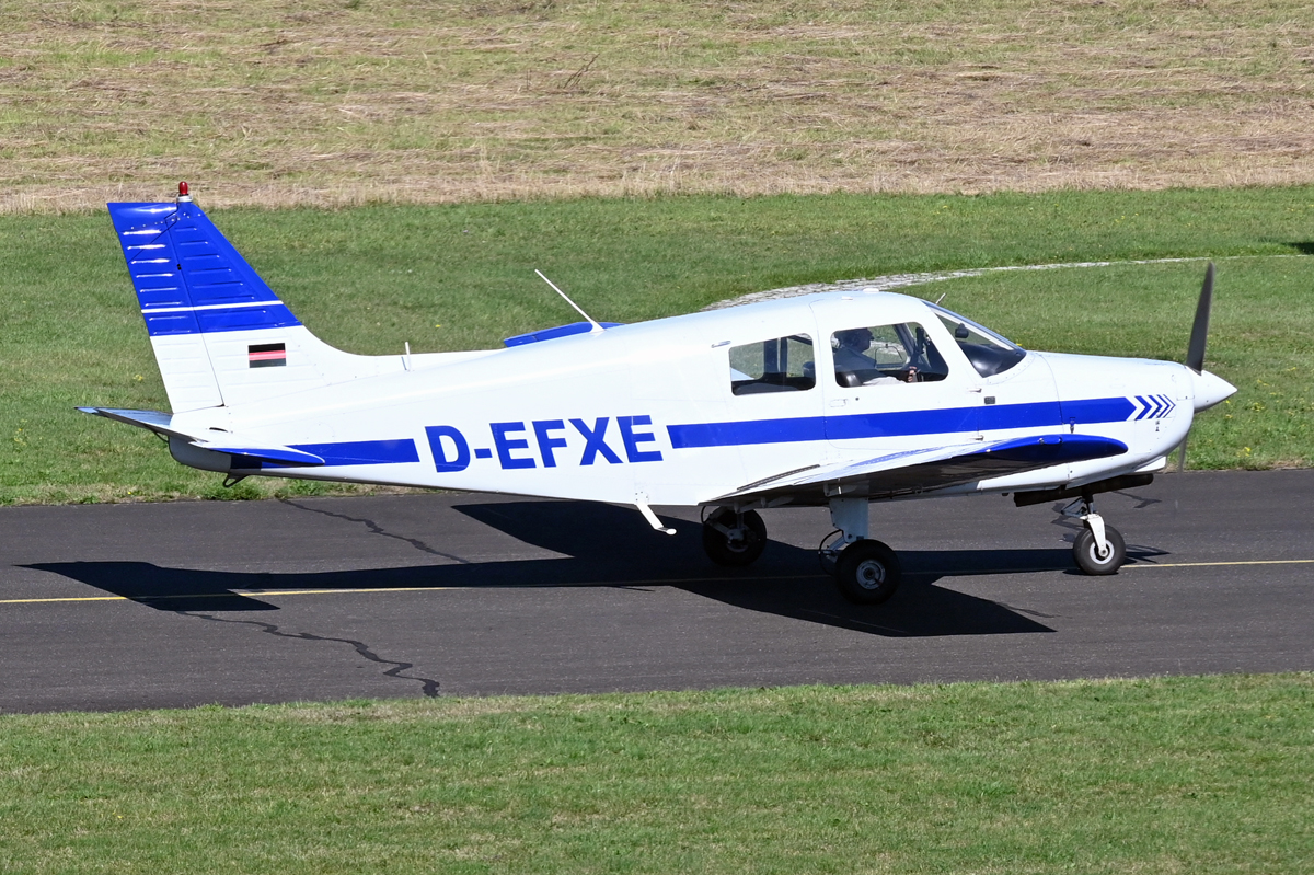 Piper PA-28-161 Cadet, D-EFXE auf dem Rollweg in EDKB - 18.09.2025
