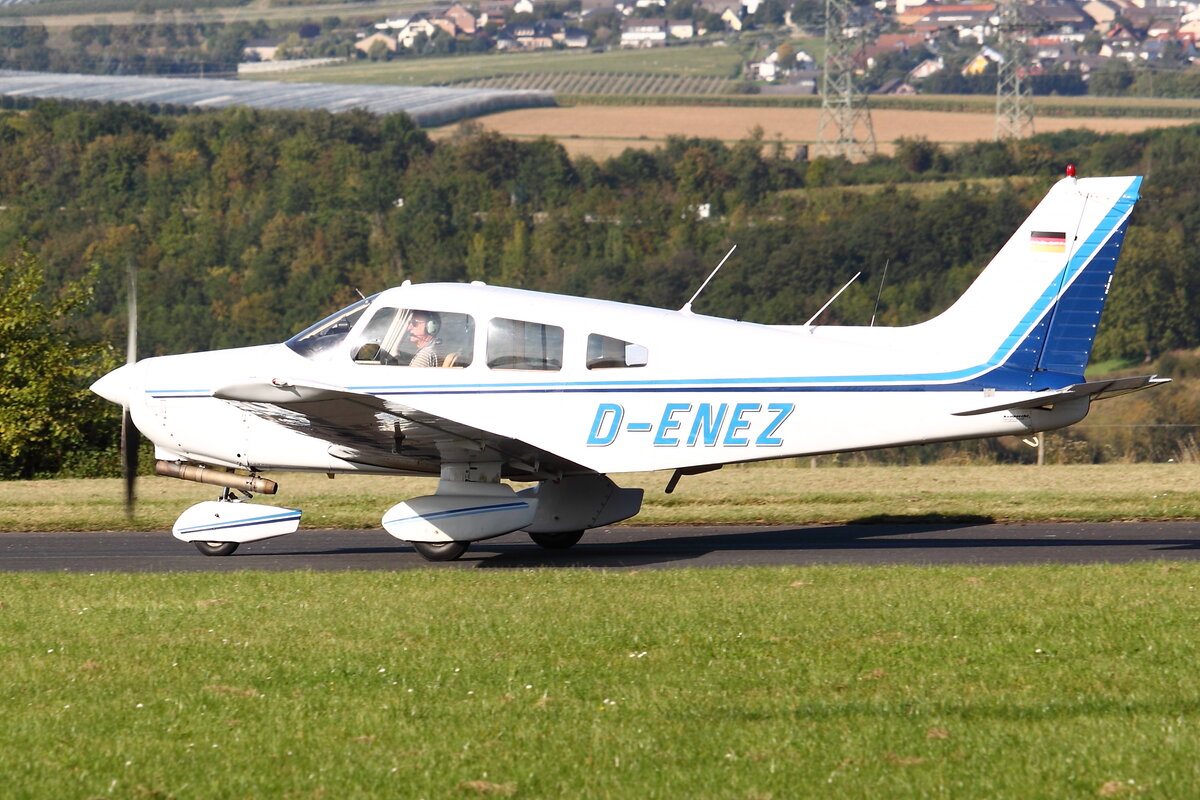 Piper PA-28-161 Warrior II, D-ENEZ, Flugsportverein Hoppstädten-Weiersbach. Bad Neuenahr-Ahrweiler (EDRA) am 25.09.2021.