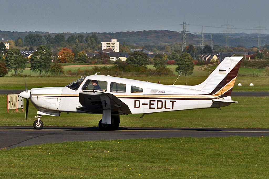 Piper PA-28R-201 D-EDLT am Flugplatz Bonn-Hangelar- 19.10.2013