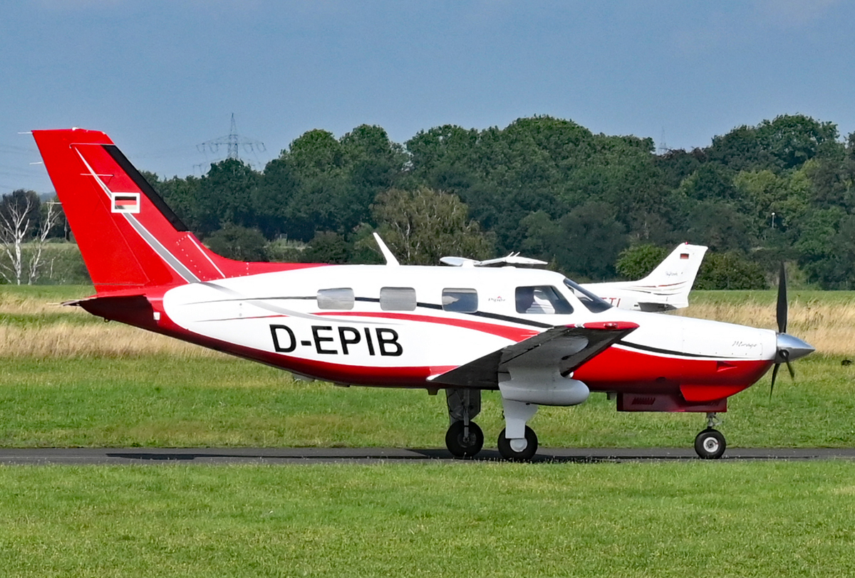 Piper PA 46-350 P Malibu Mirage, D-EPIB taxy in EDKB - 21.08.2023
