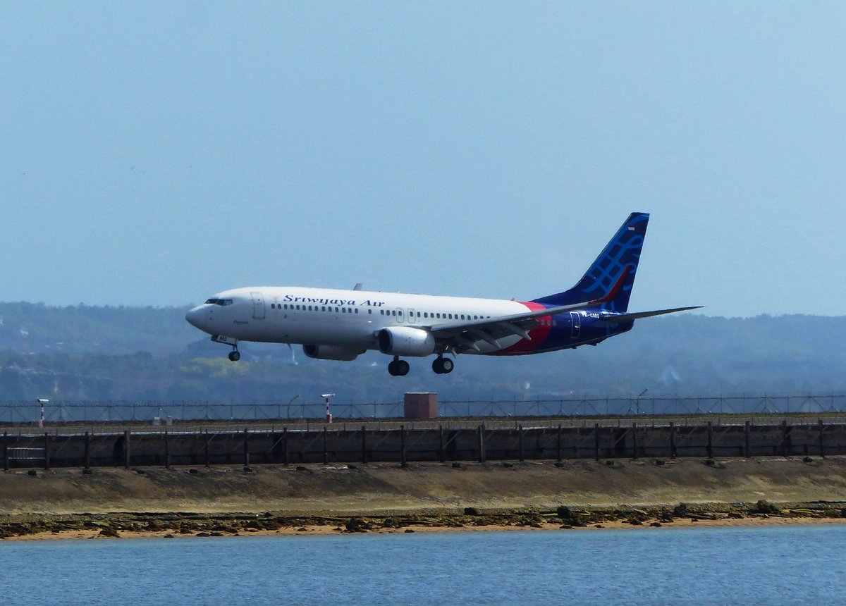 PK-CMQ, Boeing 737-8BK(WL), Sriwijaya Air bei der Landung in Denpasar (DPS) am 6.10.2017