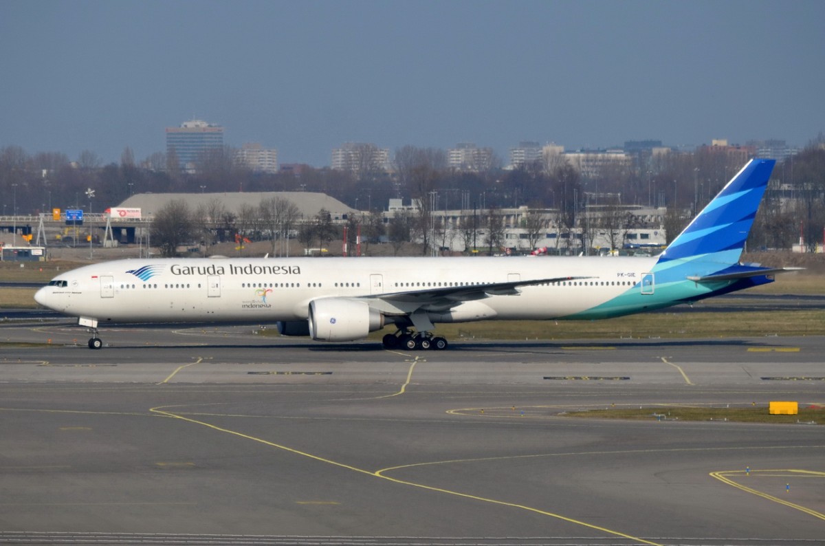 PK-GIE Garuda Indonesia Boeing 777-3U3(ER)  in Amsterdam am 13.03.2015 gelandet