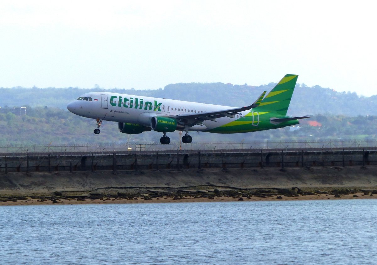 PK-GQL, Airbus A 320-214(WL), Citilink bei der Landung in Denpasar (DPS) am 6.10.2017