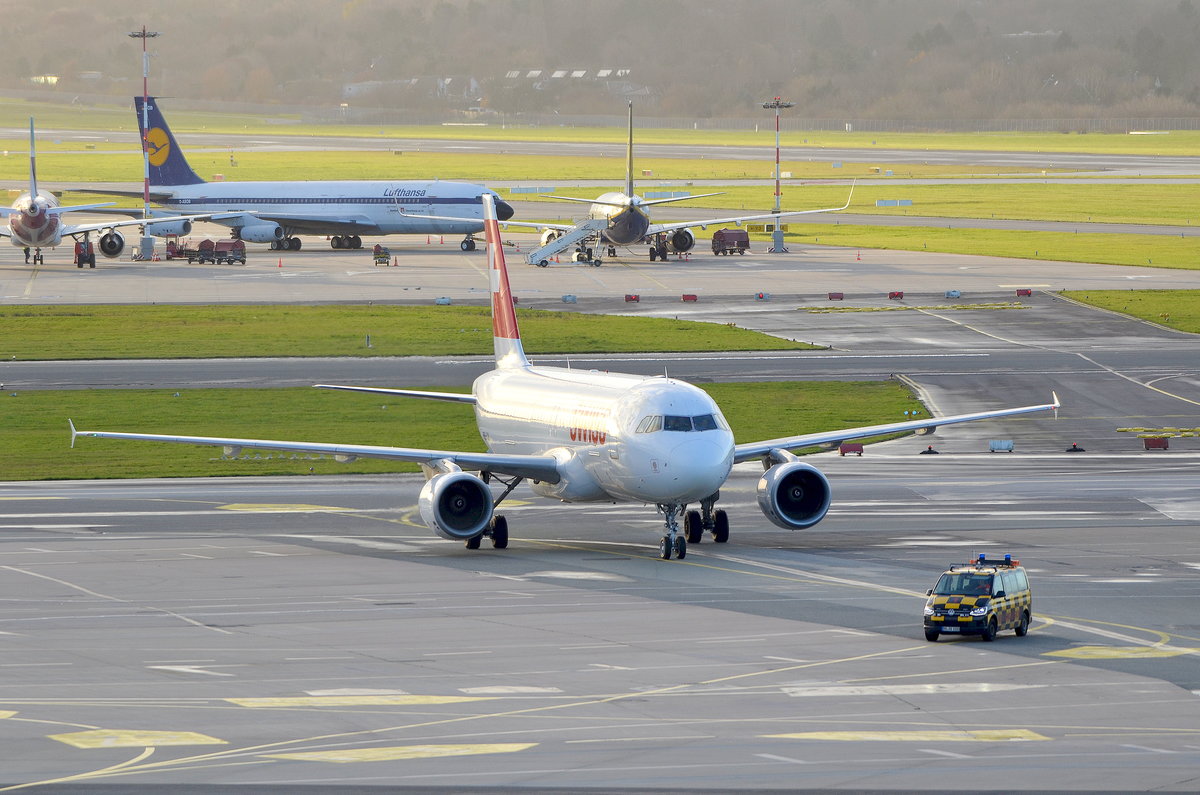 Please follow me! Swiss Airbus A320 HB-IJI wird am 04.12.17 nach der Landung am Airport Hamburg Helmut Schmidt vom Follow-me-Car zur Parkposition geleitet. 
