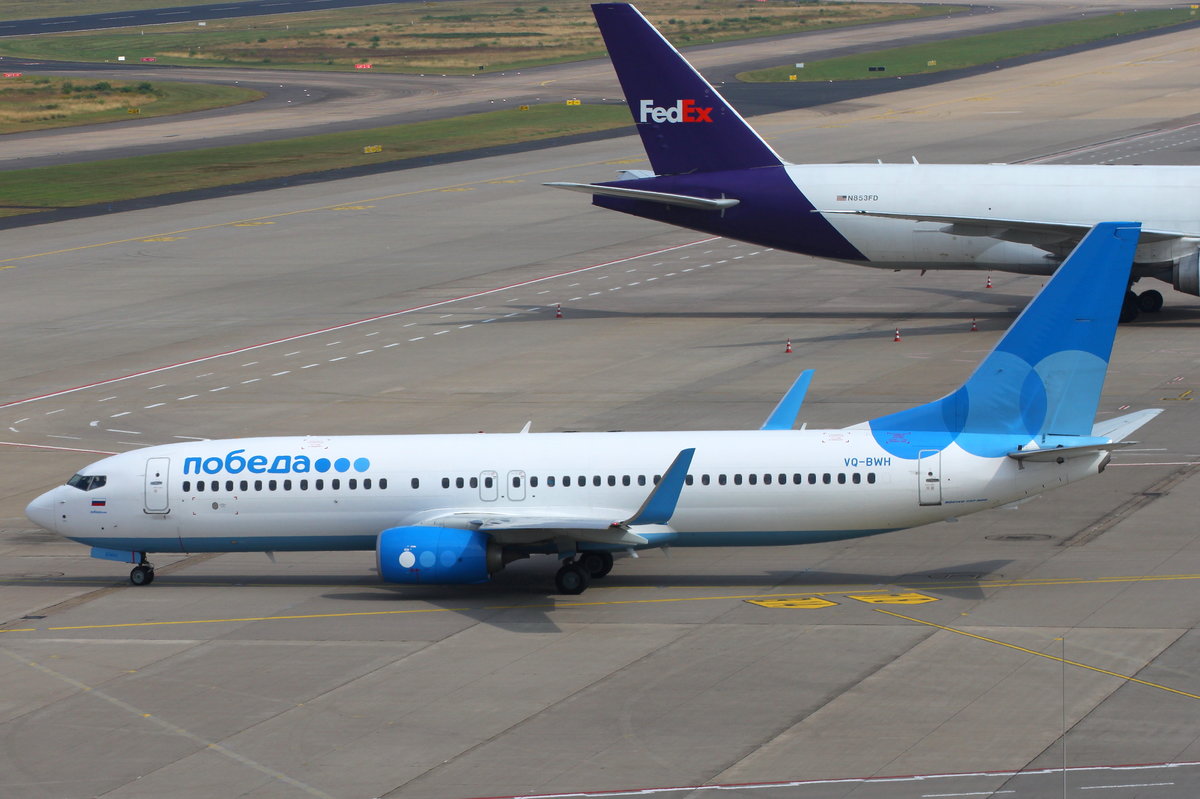 Pobeda, Boeing 737-8LJ , VQ-BWH, rollt zum Start nach Moskau-Vnukovo (VKO), 24.07.2016
