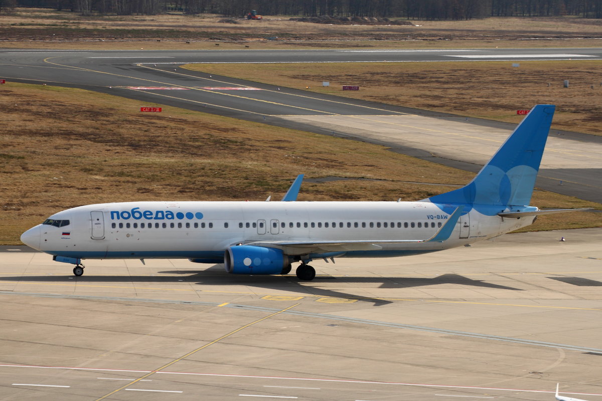 Pobeda, Boeing 737-8MA, VQ-BAW. Rollt nach Flug aus St. Petersburg (LED) zur Parkposition in Köln-Bonn (CGN/EDDK) am 30.03.2018.