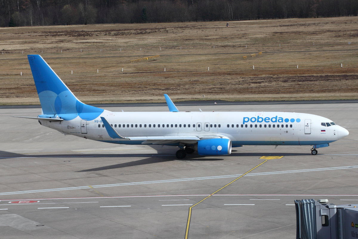 Pobeda, Boeing B737-800, VQ-BAW. Rollt in Köln-Bonn (CGN/EDDK) am 30.03.2018 zum Start nach St. Petersburg (LED).