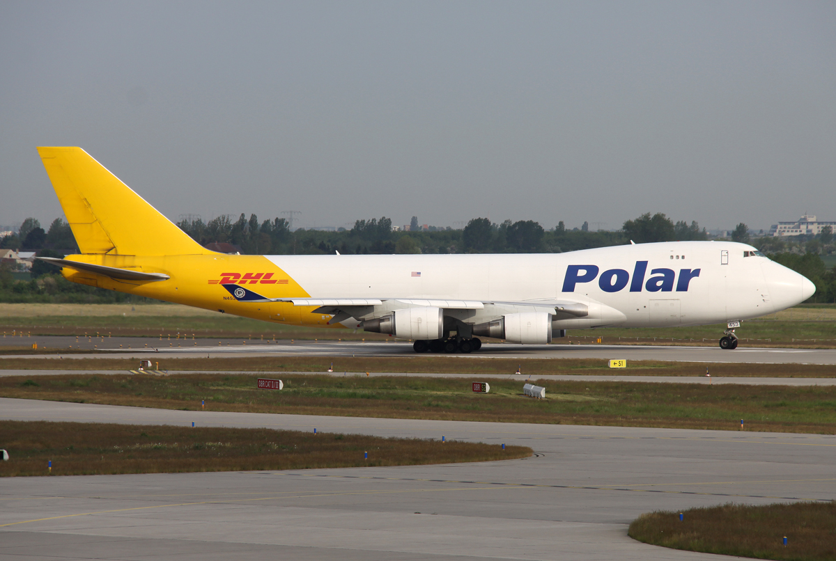 Polar B747-400F N453PA beim Line Up auf 08R in LEJ / EDDP / Leipzig Halle am 19.05.2016