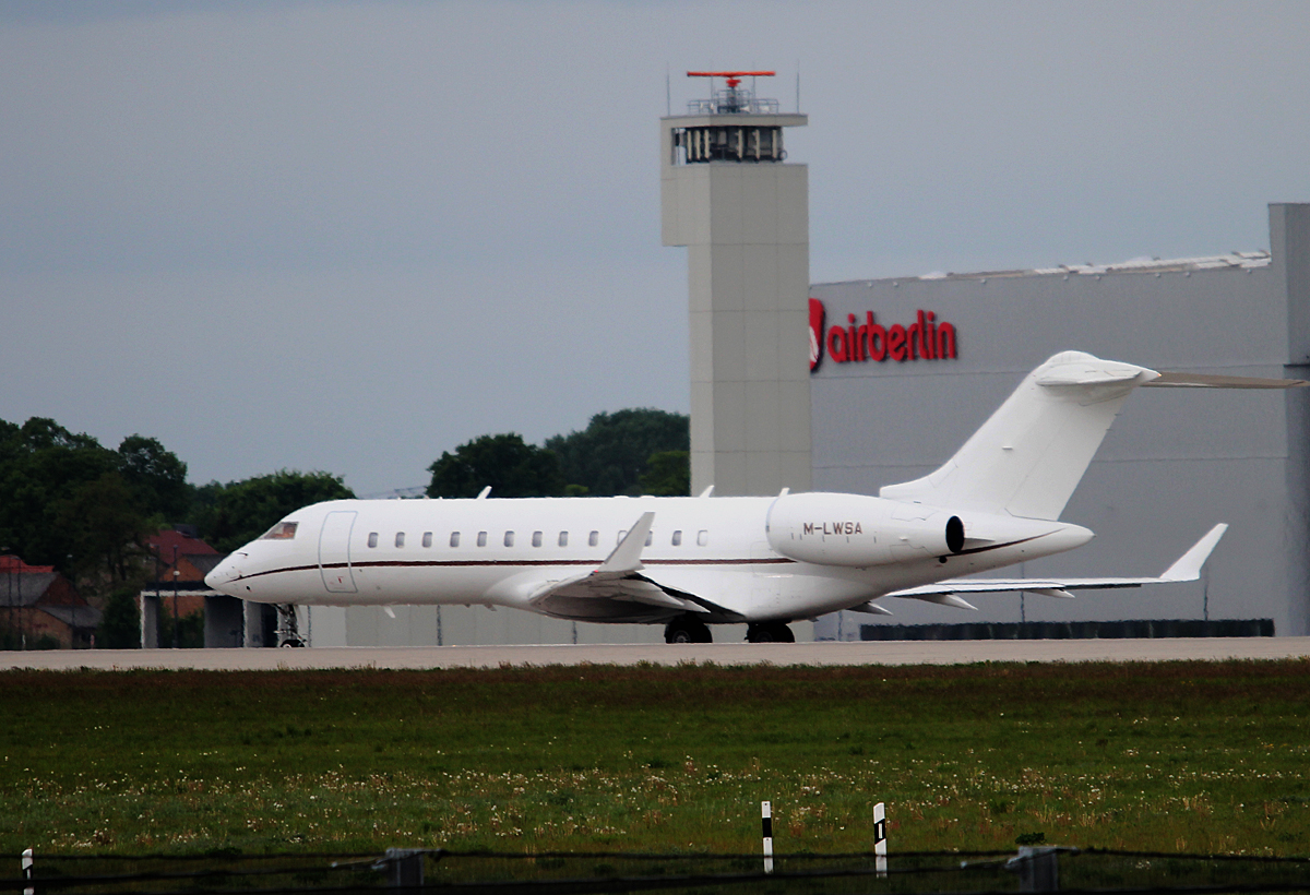 Premium Jet BD-700 1A10 Global Express M-LWSA am 14.05.2015 auf dem Flughafen Berlin-Schnefeld(BER)