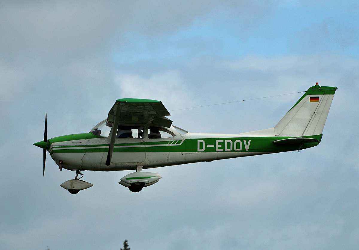 Pribvate Cessna 172 S, D-EDOV, Flugplatz Bienenfarm, 17.09.2022