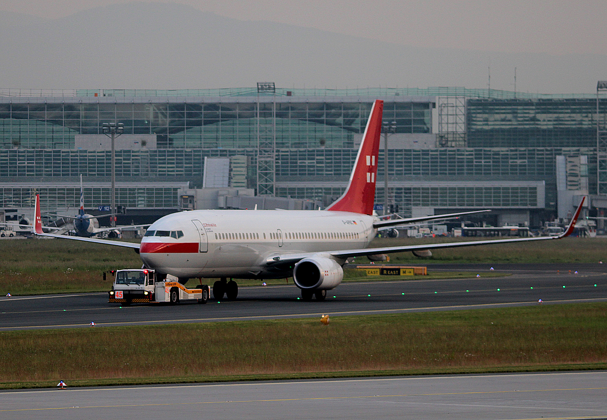 Privat Air B 737-8BK D-APBC am frhen Morgen des 12.06.2013 auf dem Flugfhafen Frankfurt