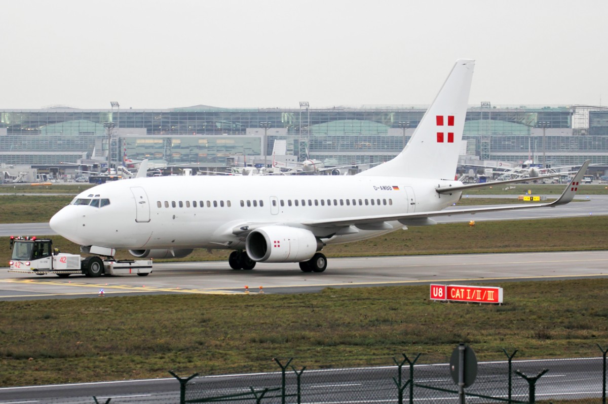 Privat Air D-AWBB wird zur Abstellposition geschleppt in Frankfurt 19.12.2015