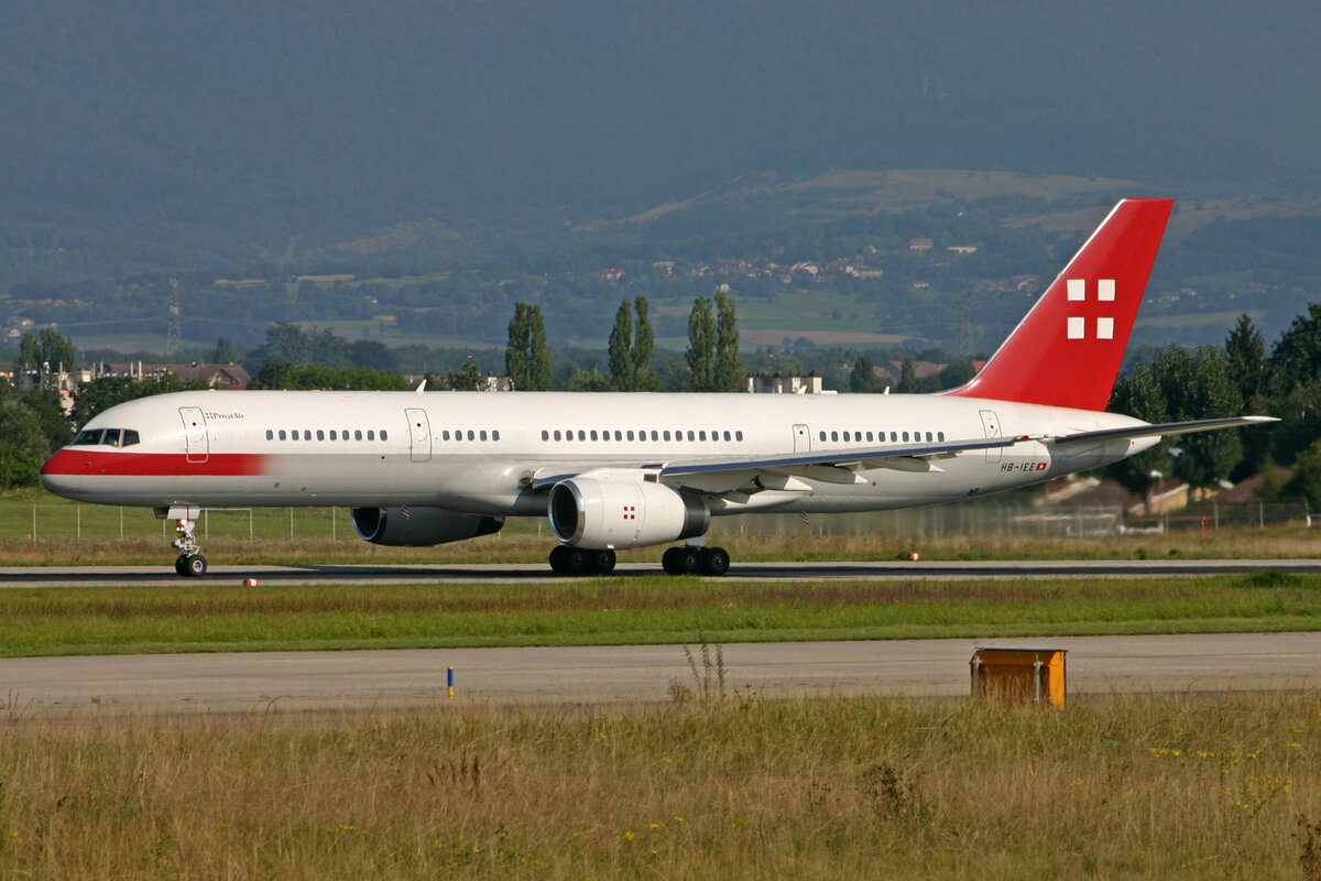 Privat Air, HB-IEE, Boeing B757-23AET, msn: 24527/249, 16.März 2007, GVA Genève, Switzerland.