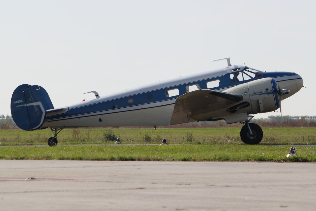 Privat, Beechcraft C-45H Expeditor (Beech 18), N45SK. Mainz-Finthen (EDFZ) am 23.09.2022.