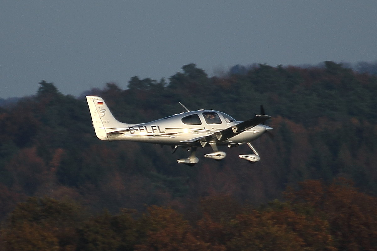 Privat, Cirrus SR22-GTS G3 Turbo,D-ELFL. Köln-Bonn (EDDK) am 24.11.2019.