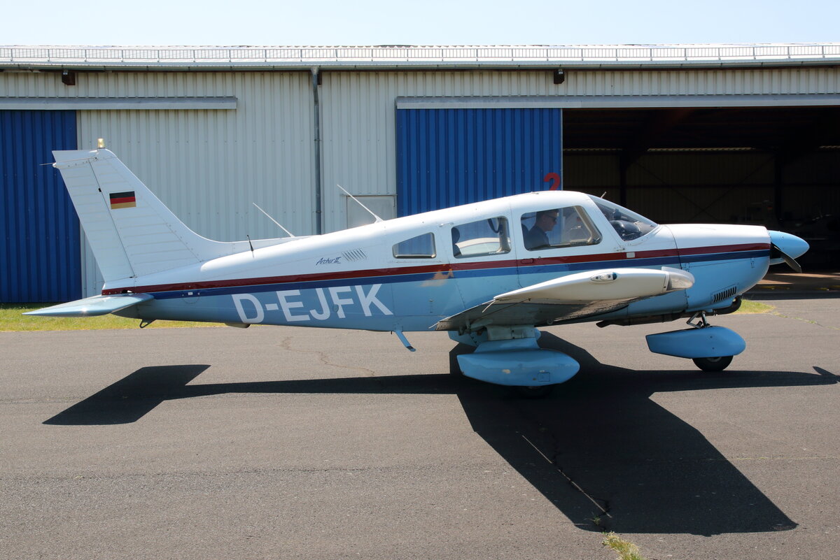 Privat, D-EJFK, Piper PA-28-181 Archer II, S/N: 2890140. Bonn-Hangelar (EDKB), 27.05.2023.