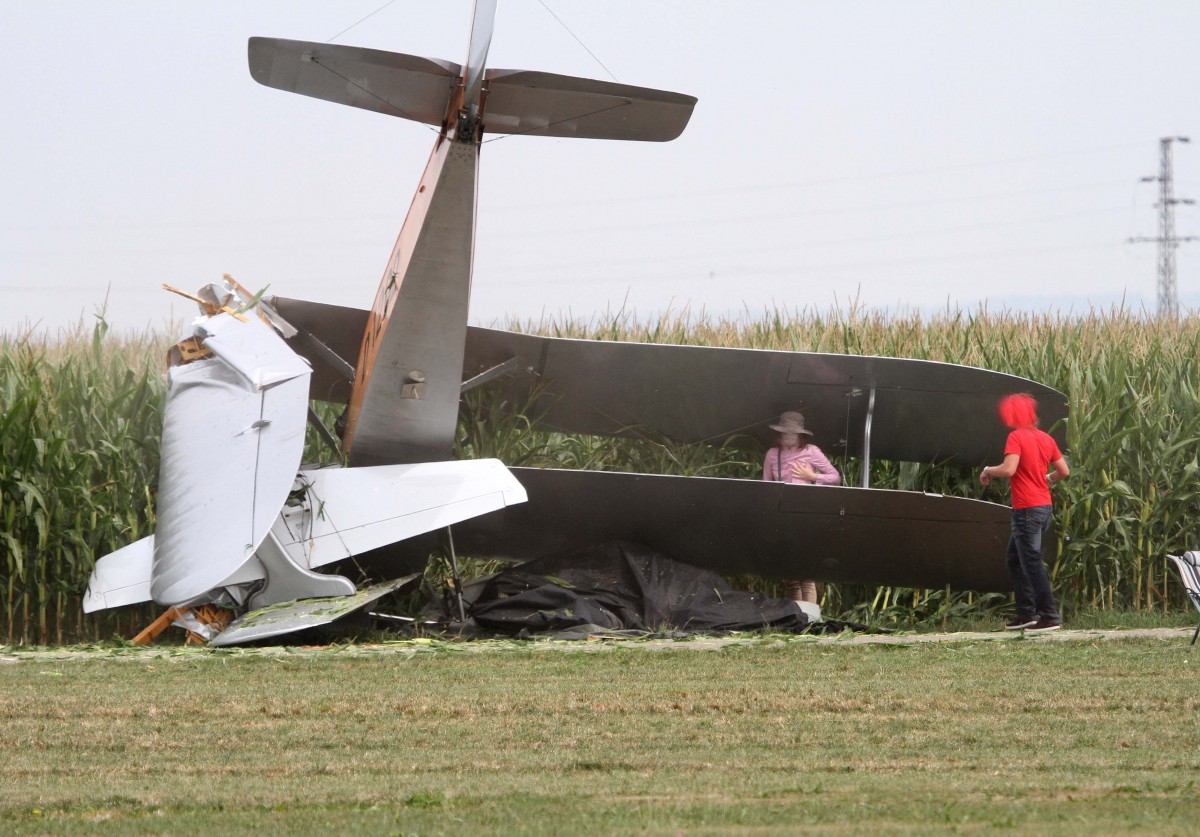 Privat, D-EOSM, Udet, U-12 Flamingo (D-1202 Replica), (leider verunglckte die Maschine an diesem Tag, wobei  Gott sei Dank  nur 1-Schwer- und 2-Leichtverletzte zu beklagen waren, Aufnahme unmittelbar nach dem Crash)), 24.08.2013, EDMT, Tannheim (Tannkosh '13), Germany