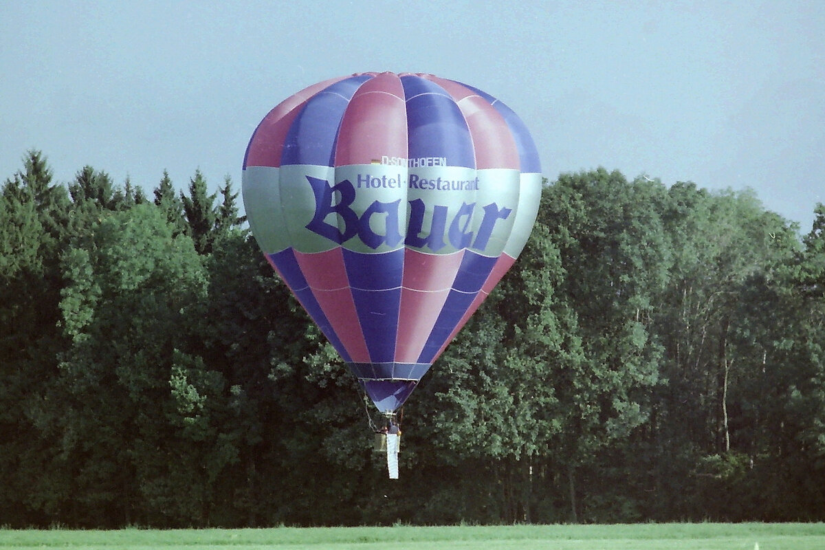 Privat, Heißluftballon 'D-Sonthofen' nahe Endlhausen im Landkreis Bad Tölz-Wolfratshausen. Scan einer Aufnahme aus dem Jahr 1988.
