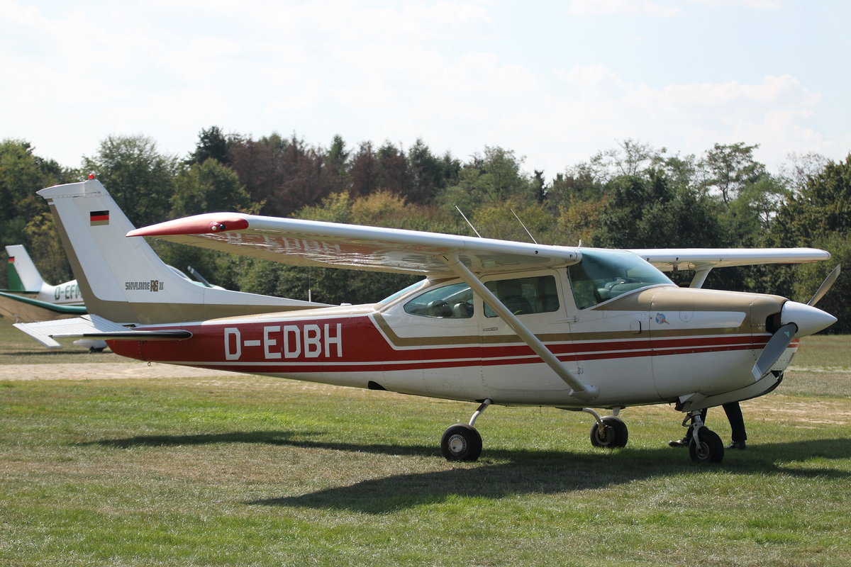 Privat, Reims-Cessna FR182 Skylane RG II, D-EDBH. Flugplatzfest 60 Jahre Flugplatz Leverkusen Am Kurtekotten (EDKL), 31.08.2019.