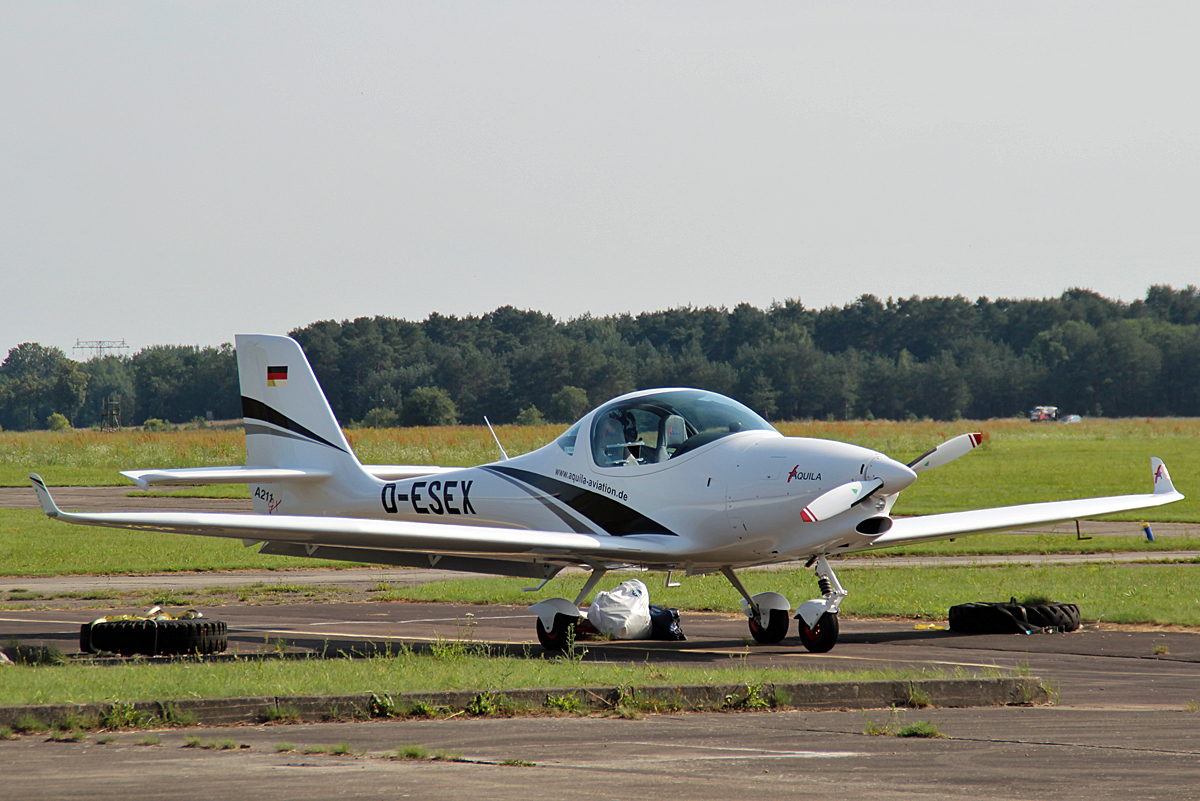 Private Aquila A 211GX, D-ESEX, Flugplatz Strausberg, 09.07.2017