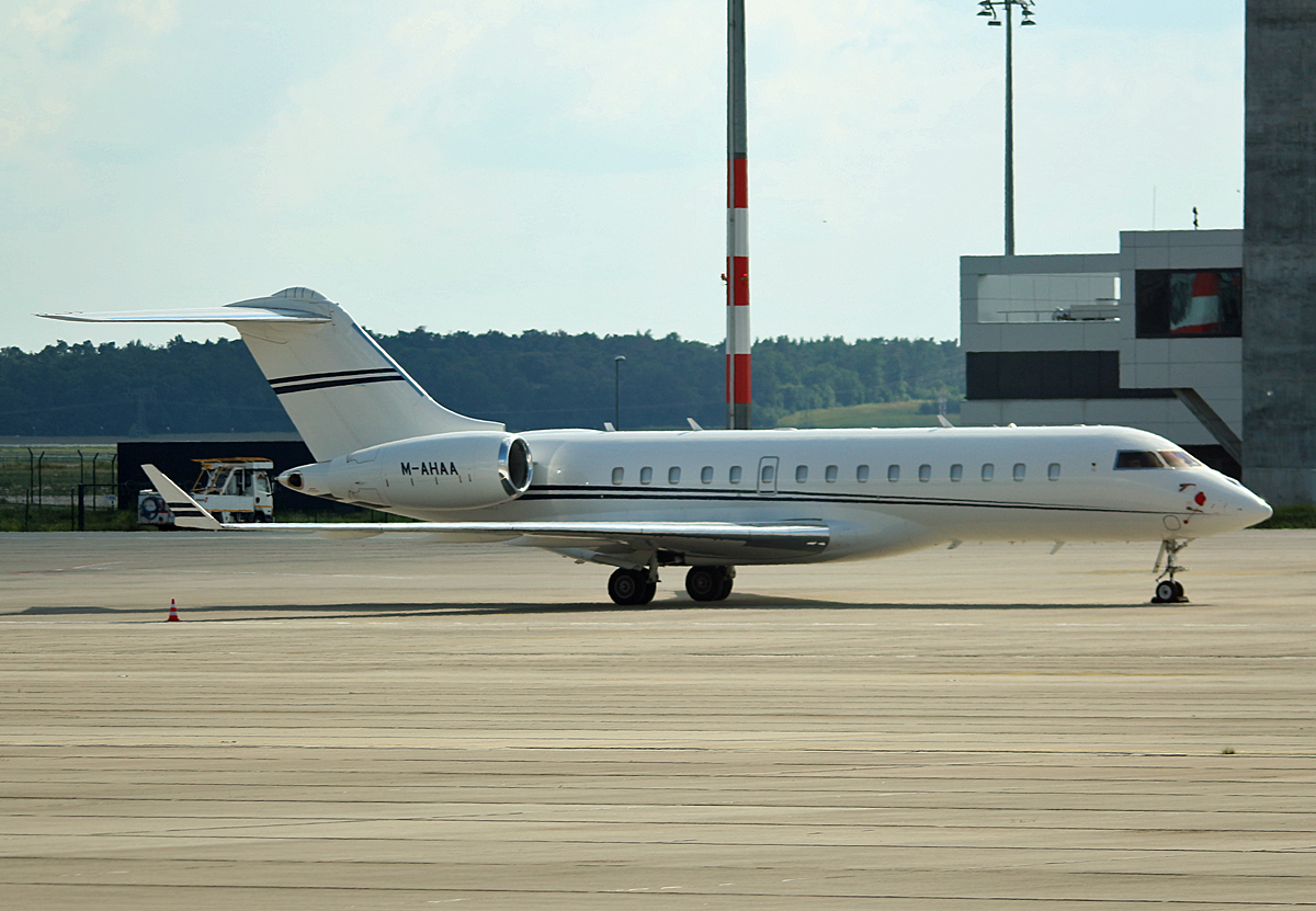 Private BD-700-1A10 Global 6000, M-MTOO, Spottertour SXF, 21.07.2017