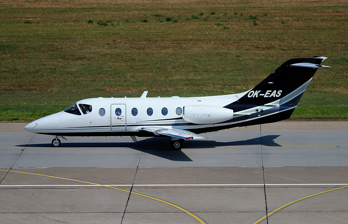 Private Beech 400A Beechjet OK-EAS bei der Ankunft in Berlin-Tegel am 11.07.2014